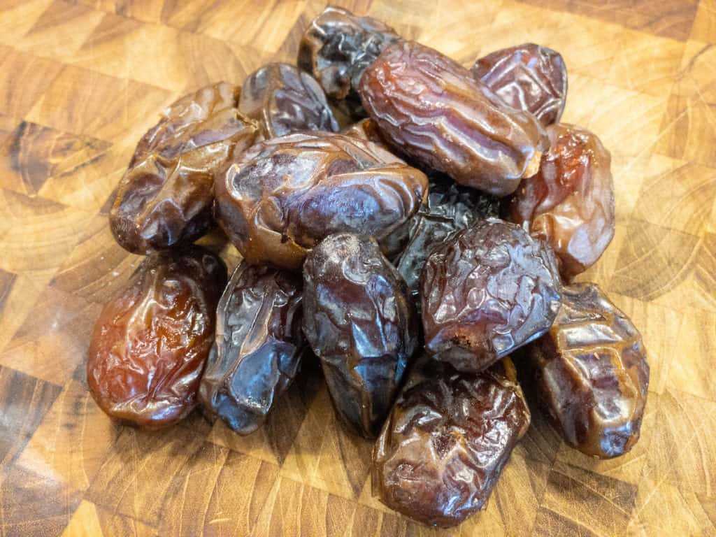 16 Medjool dates in a pile